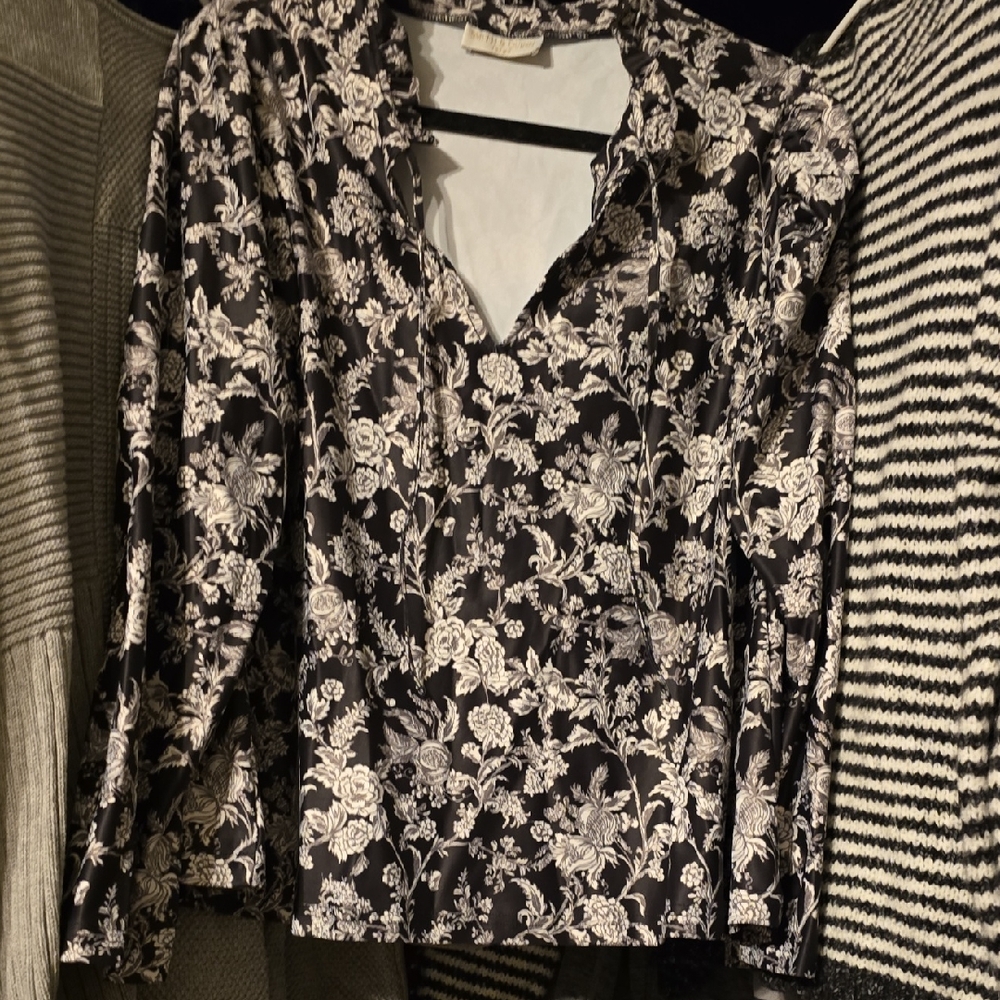 Smith & Quinn Floral Women's Blouse in Black and White